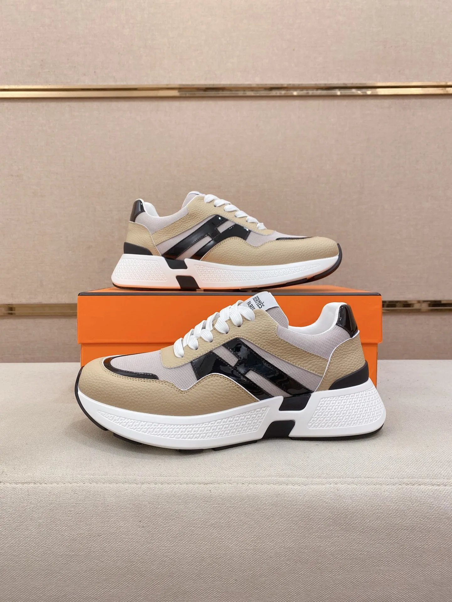 Factory price: 560💰《HERMES》【Classic Original Version】Hermès; Top 🔝 Purchasing Agency 🔍🔍Men's latest 🇺🇸 counters are on sale simultaneously, imported from Italy original ▲▲cowhide ▲▲ (high-end, nobility, class) ) Exquisite workmanship (Italian 🇮🇹 imported water-dyed 🐂 cowhide lining) sole: original sole provided by the original factory, ⚠️exclusive double-layer activity·TPR·rubber·combined molded outsole; super comfortable·wear-resistant·non-slip·environmental protection The real thing is more beautiful if you take the real thing (high quality, follow the order). You can enter and exit the counter at will * Number of yards: 38-44 (45 can be customized and cannot be returned or exchanged)